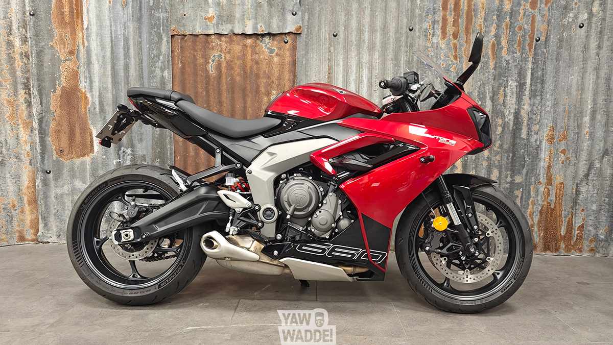 Triumph Daytona 660: Carnival Red/ Sapphire Black