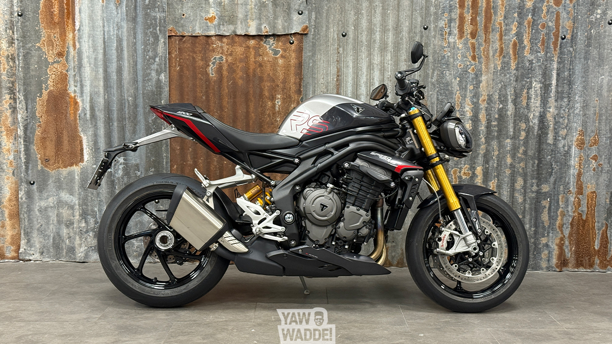 Triumph Speed Triple 1200 RS: Graphite/ Diablo Red