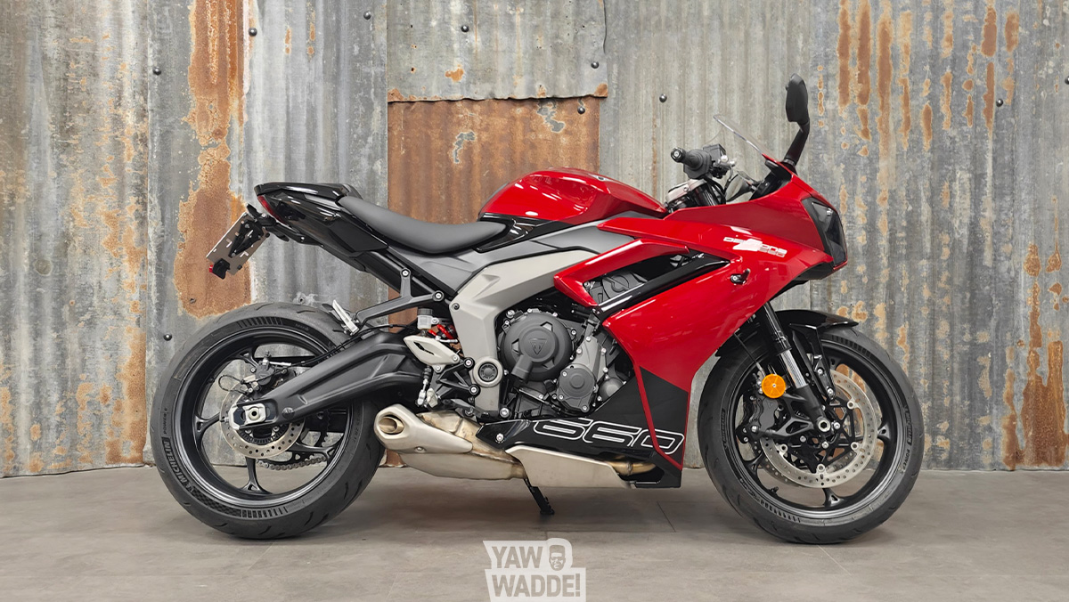 Triumph Daytona 660: Carnival Red/ Sapphire Black (TVA Déductible)